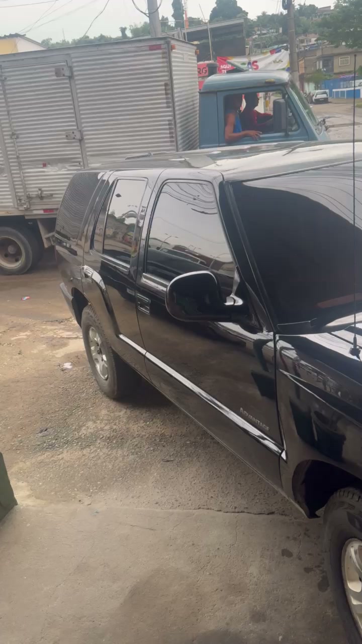 SUV preta espelhada