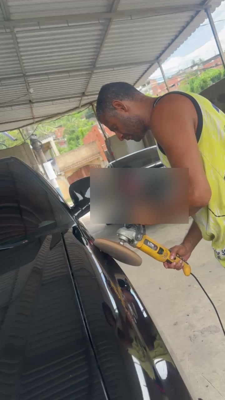 Elias polindo um carro a domicílio
